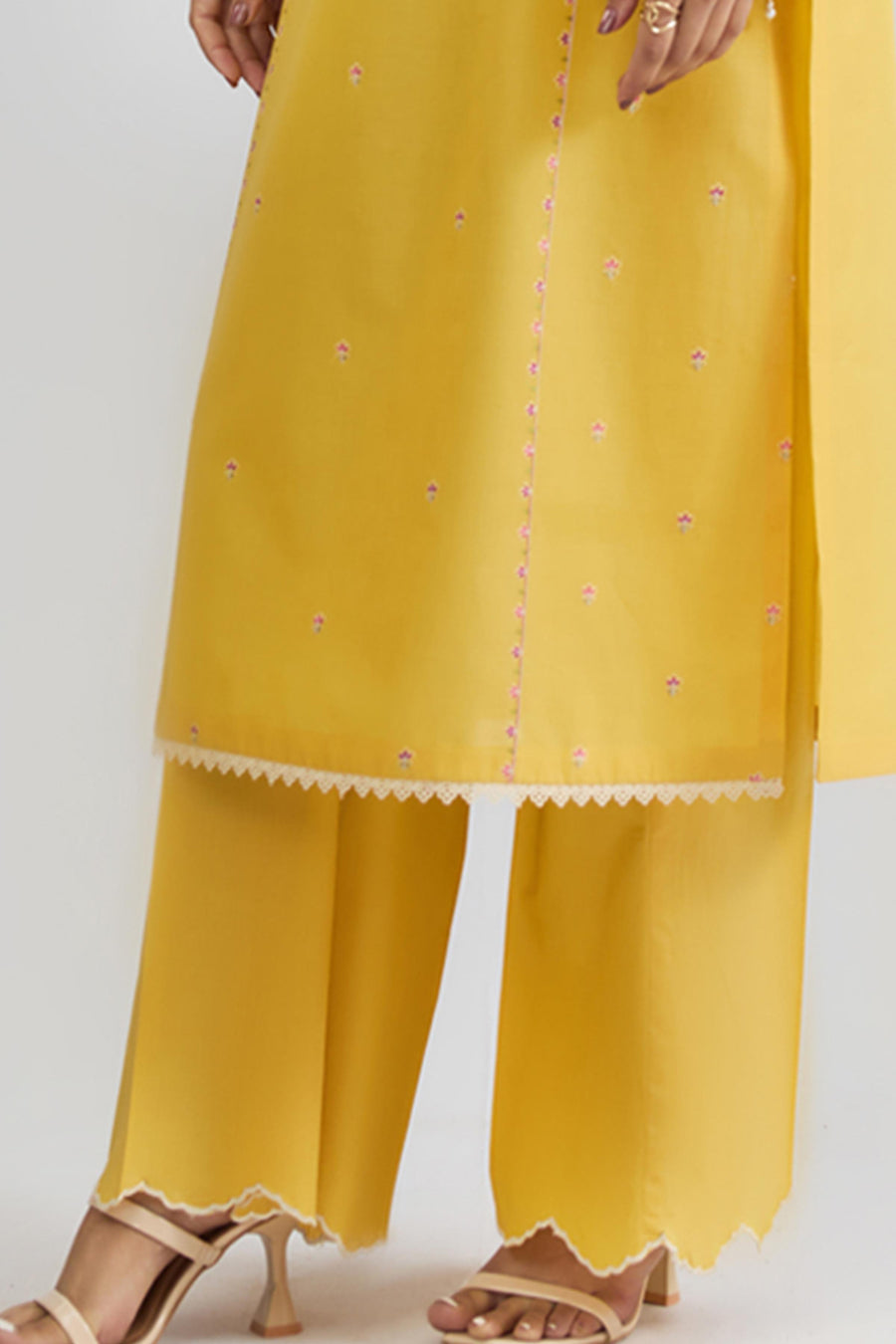 LAWN | EMBROIDERED - Pehnaawaa