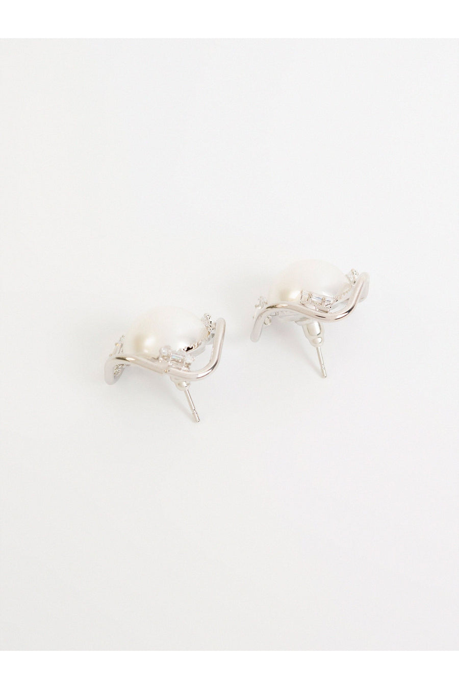 Curved Pearl Studs: Timeless Elegance Redefined