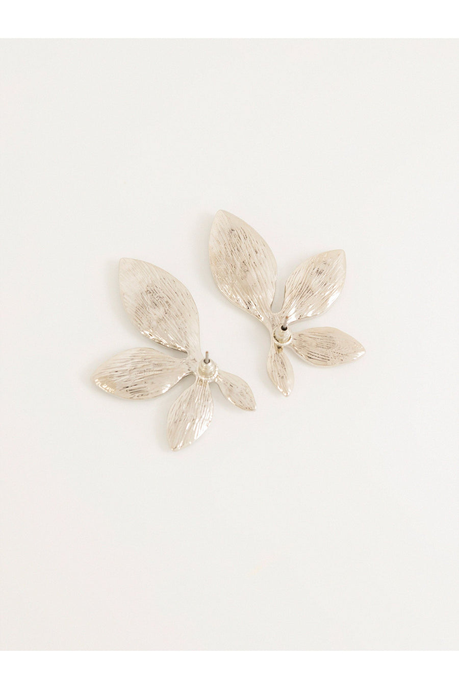 Elegant Leaf Motif Earrings for Any Occasion