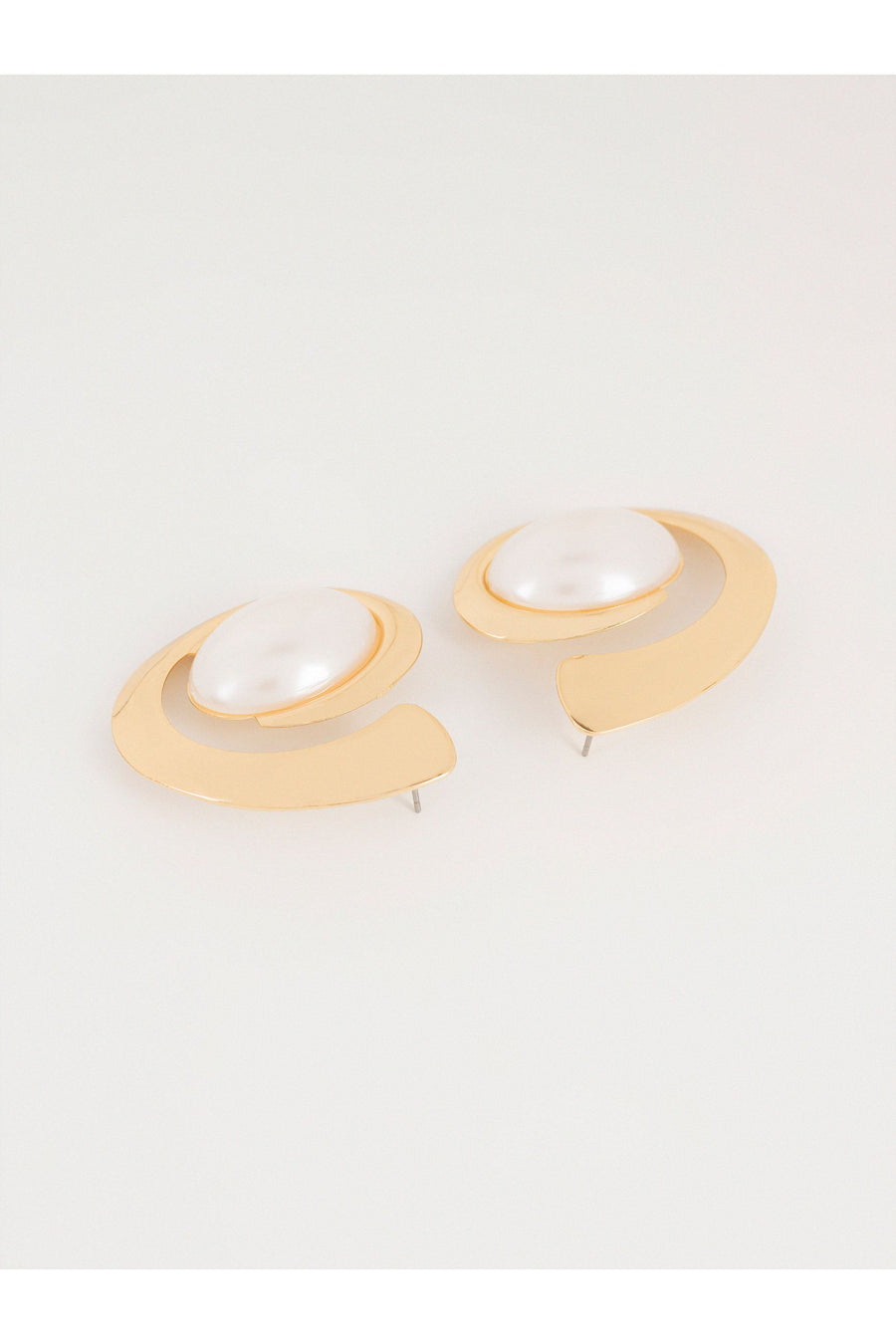 Curved Pearl Earrings for Elegant Style