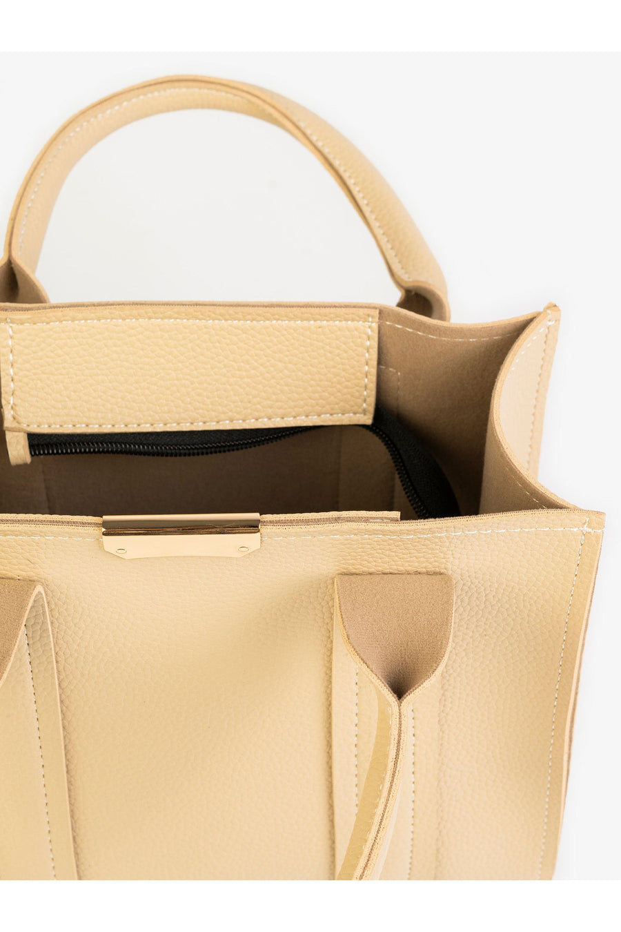 Elegant Pebbled Handbag For Daily Use With Timeless Sophistication