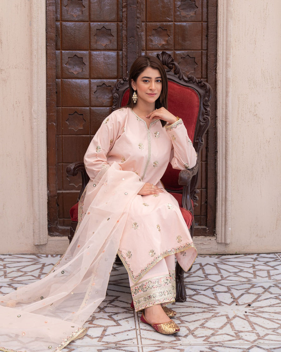Pink Mist – Elegant Summer Suit for Women