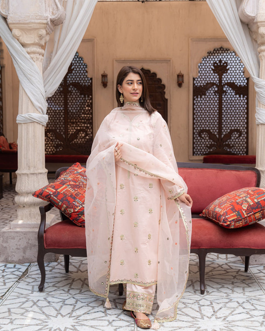 Pink Mist – Elegant Summer Suit for Women