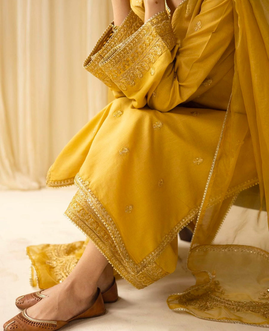 Zard Zari – Luxury Embroidered Suit for Women
