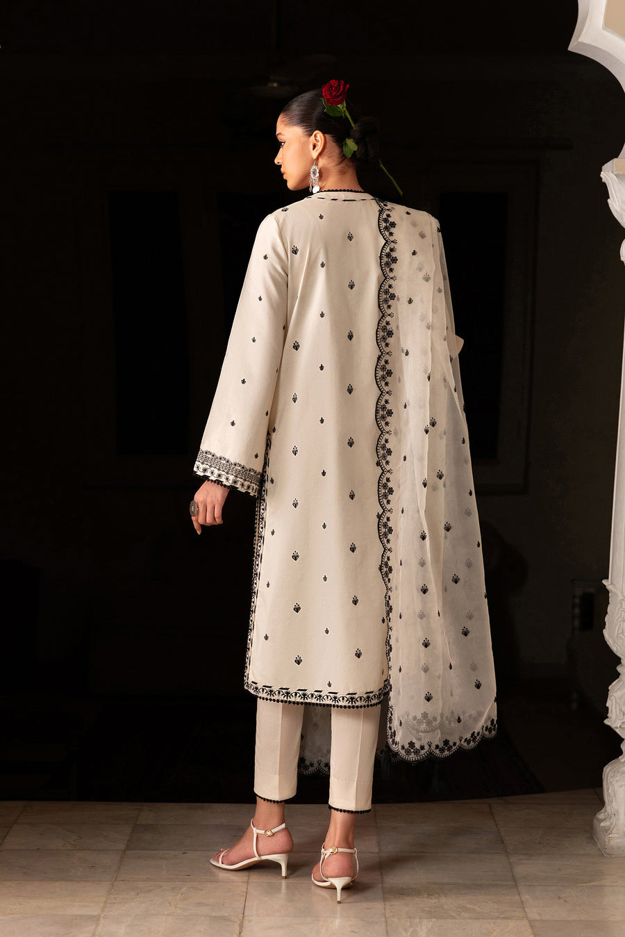 Yara Embroidered Lawn 3-Piece Suit