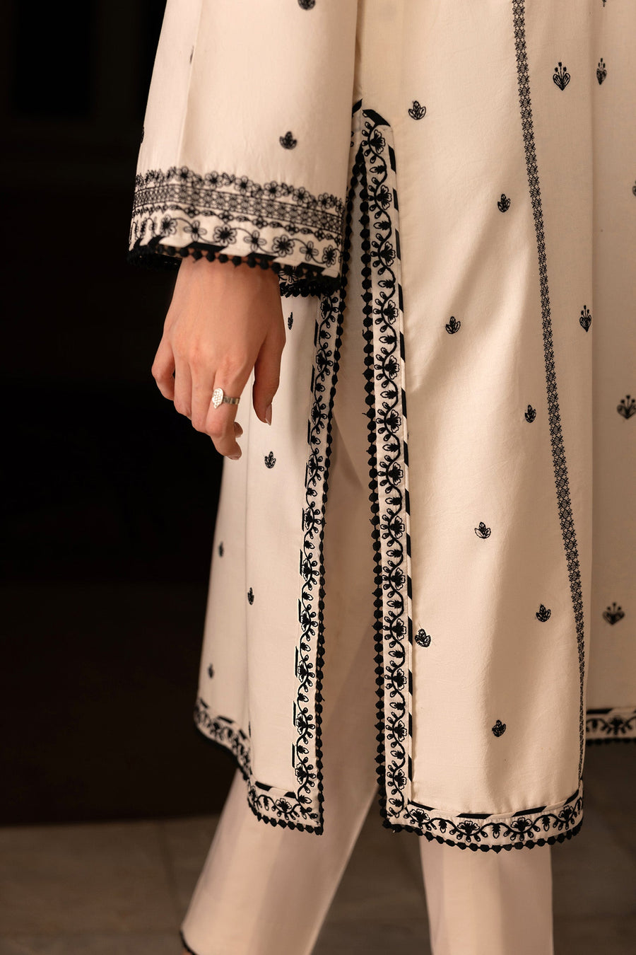 Yara Embroidered Lawn 3-Piece Suit