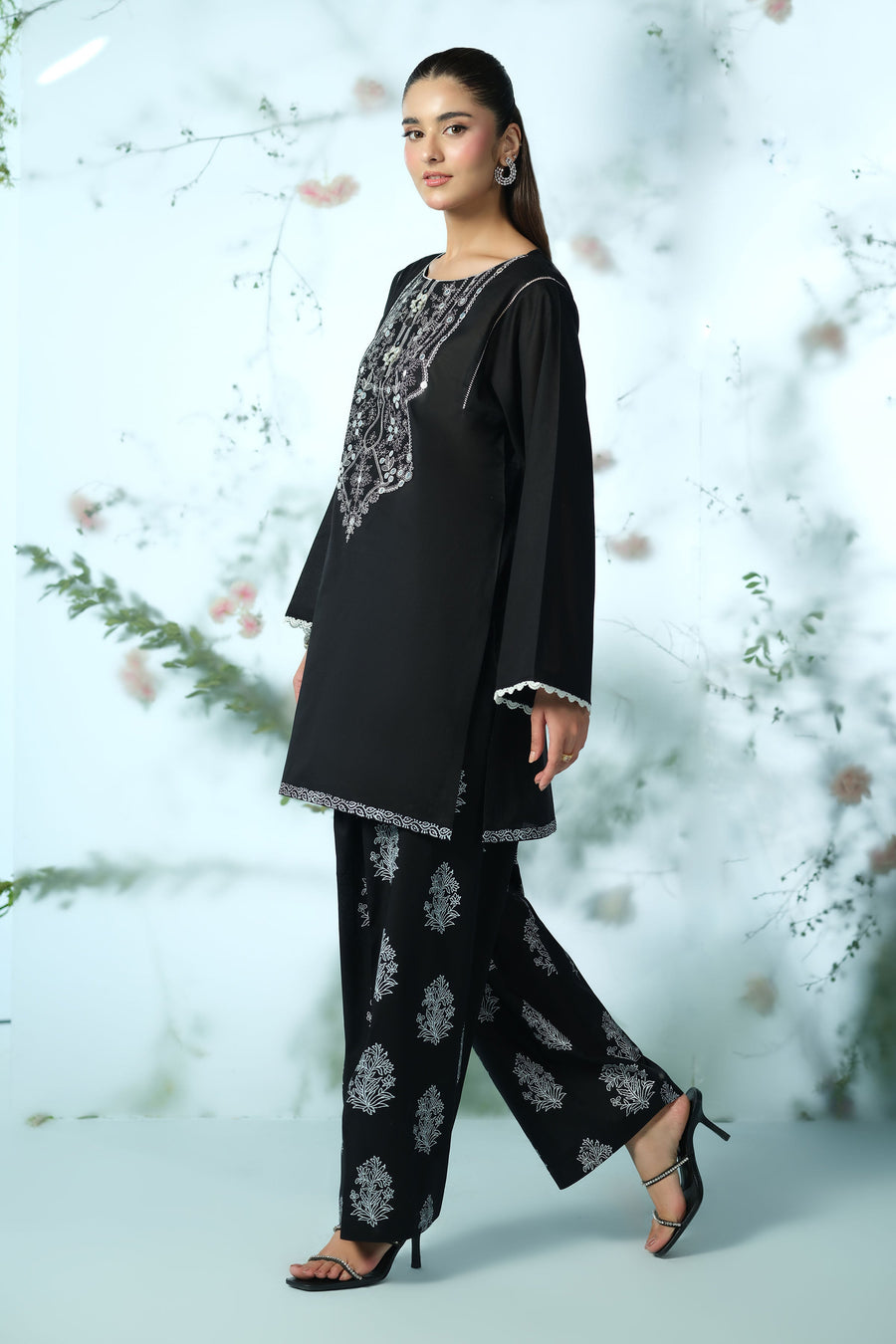 LAWN | EMBROIDERED - Pehnaawaa