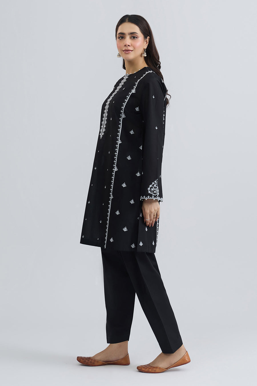LAWN | EMBROIDERED - Pehnaawaa