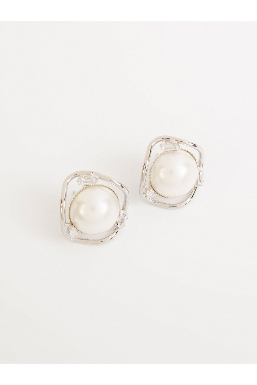 Curved Pearl Studs: Timeless Elegance Redefined