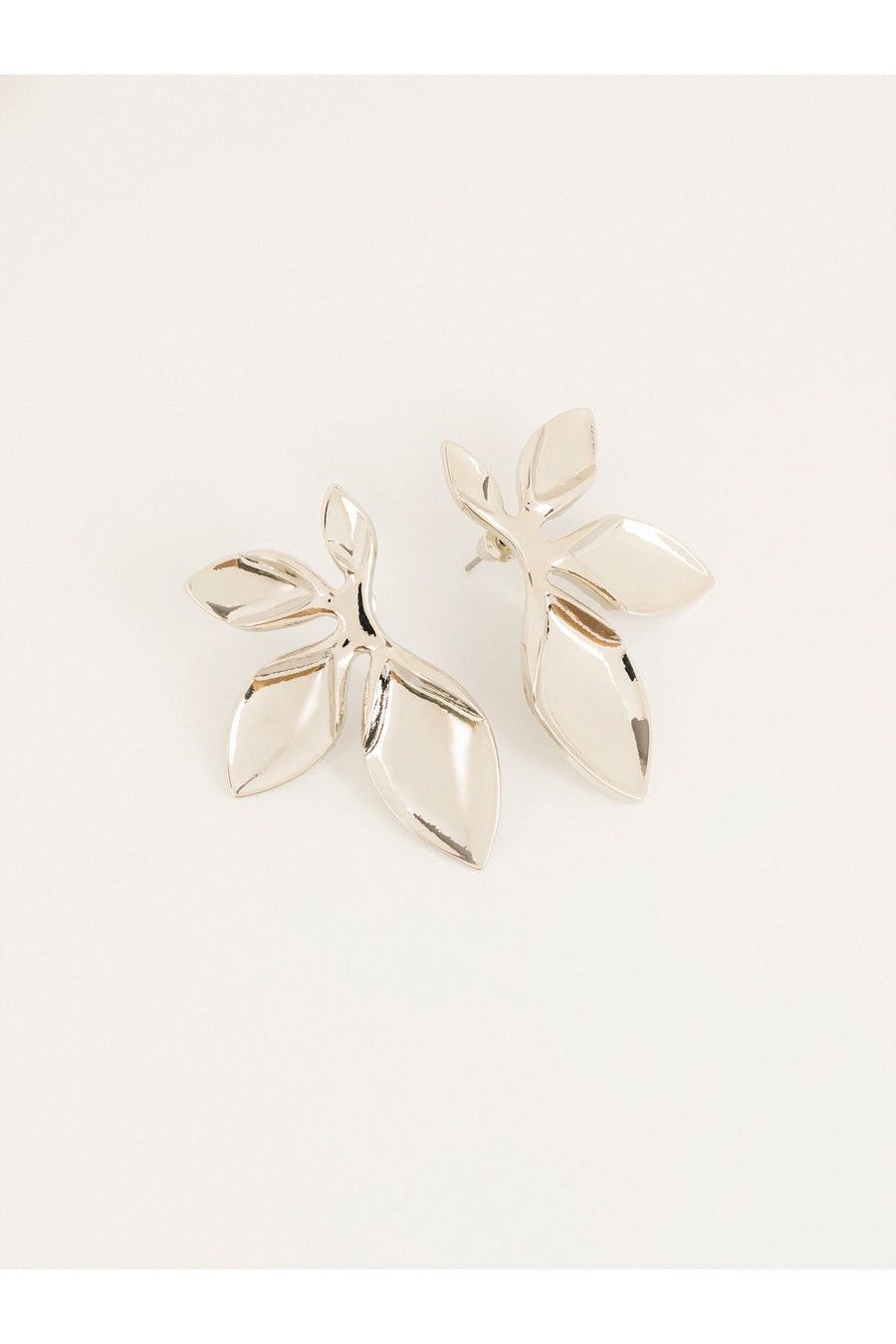 Elegant Leaf Motif Earrings for Any Occasion