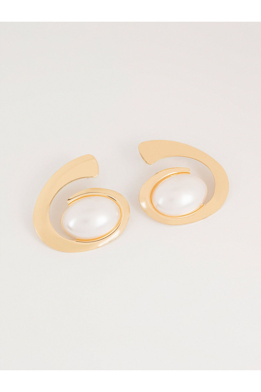 Curved Pearl Earrings for Elegant Style