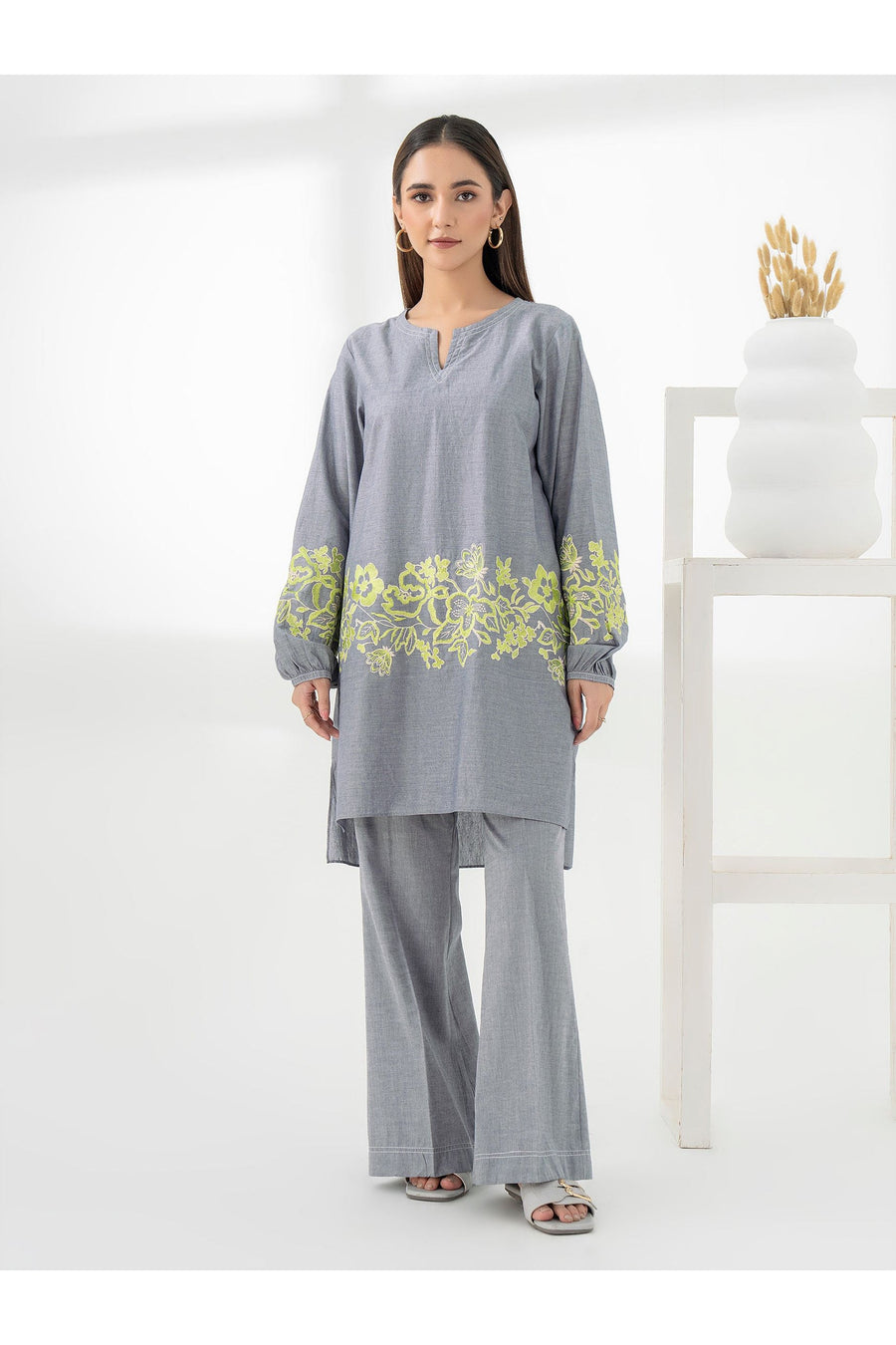 Chic 2-Piece Embroidered Yarn Suit Set