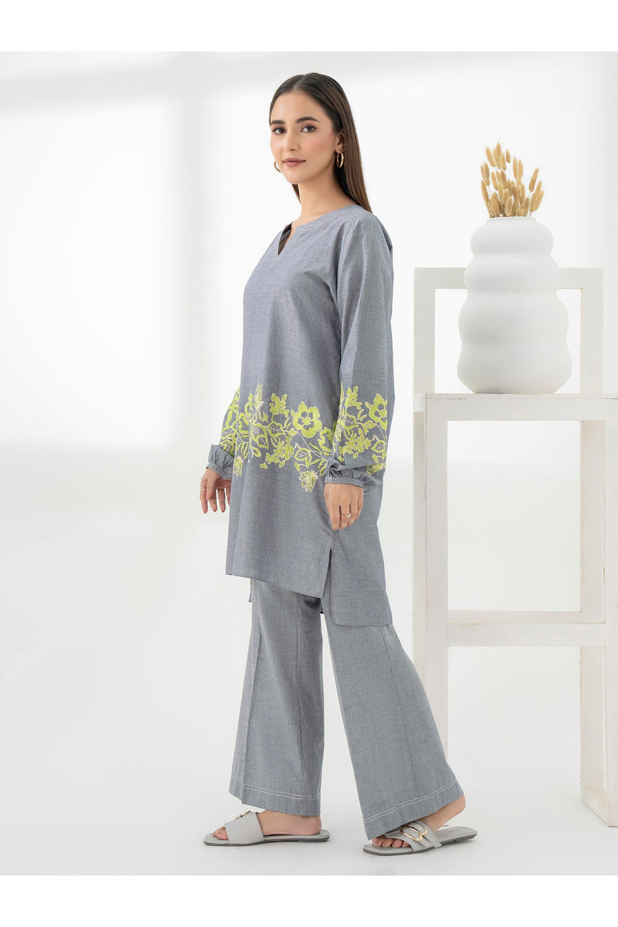 Chic 2-Piece Embroidered Yarn Suit Set