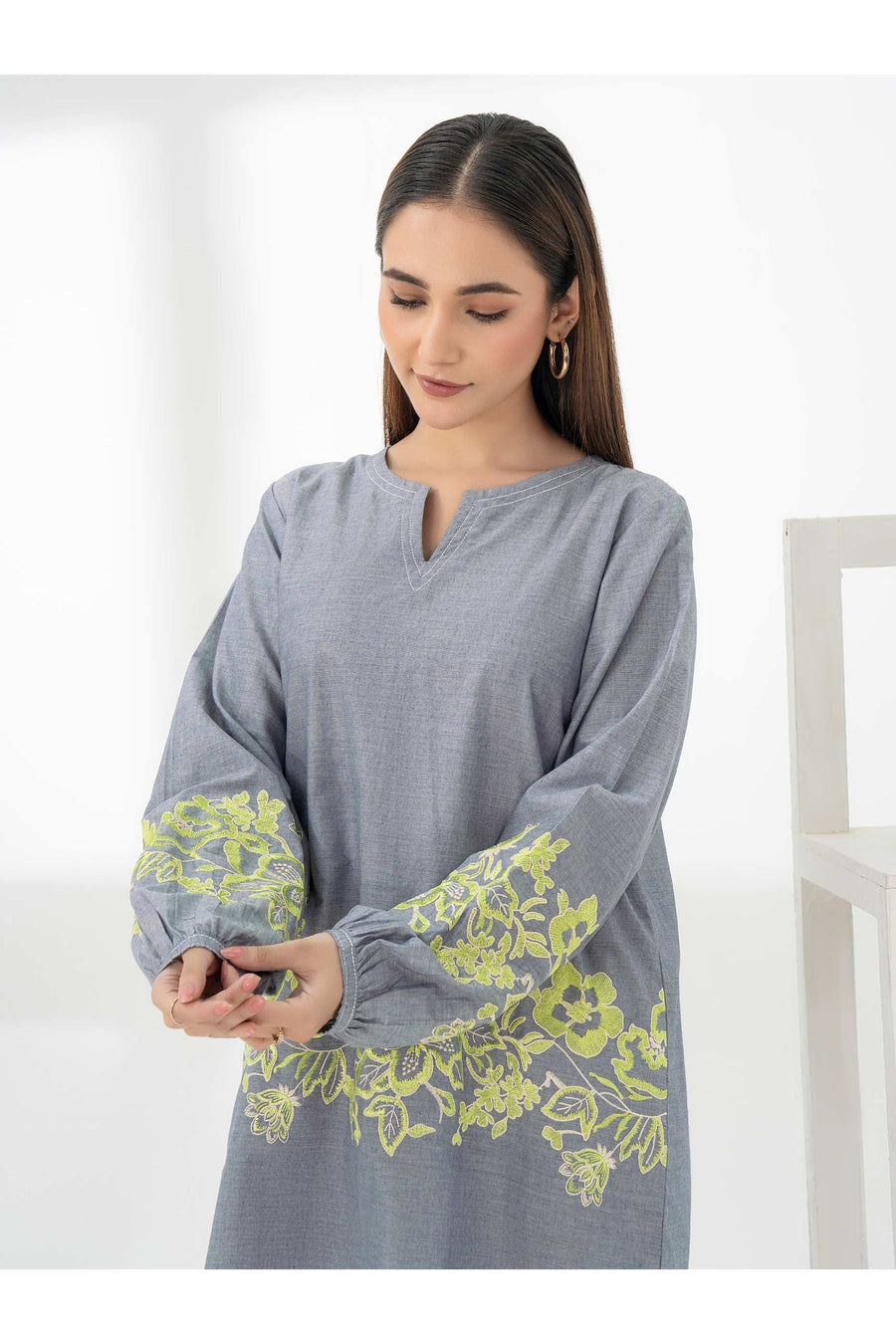 Chic 2-Piece Embroidered Yarn Suit Set