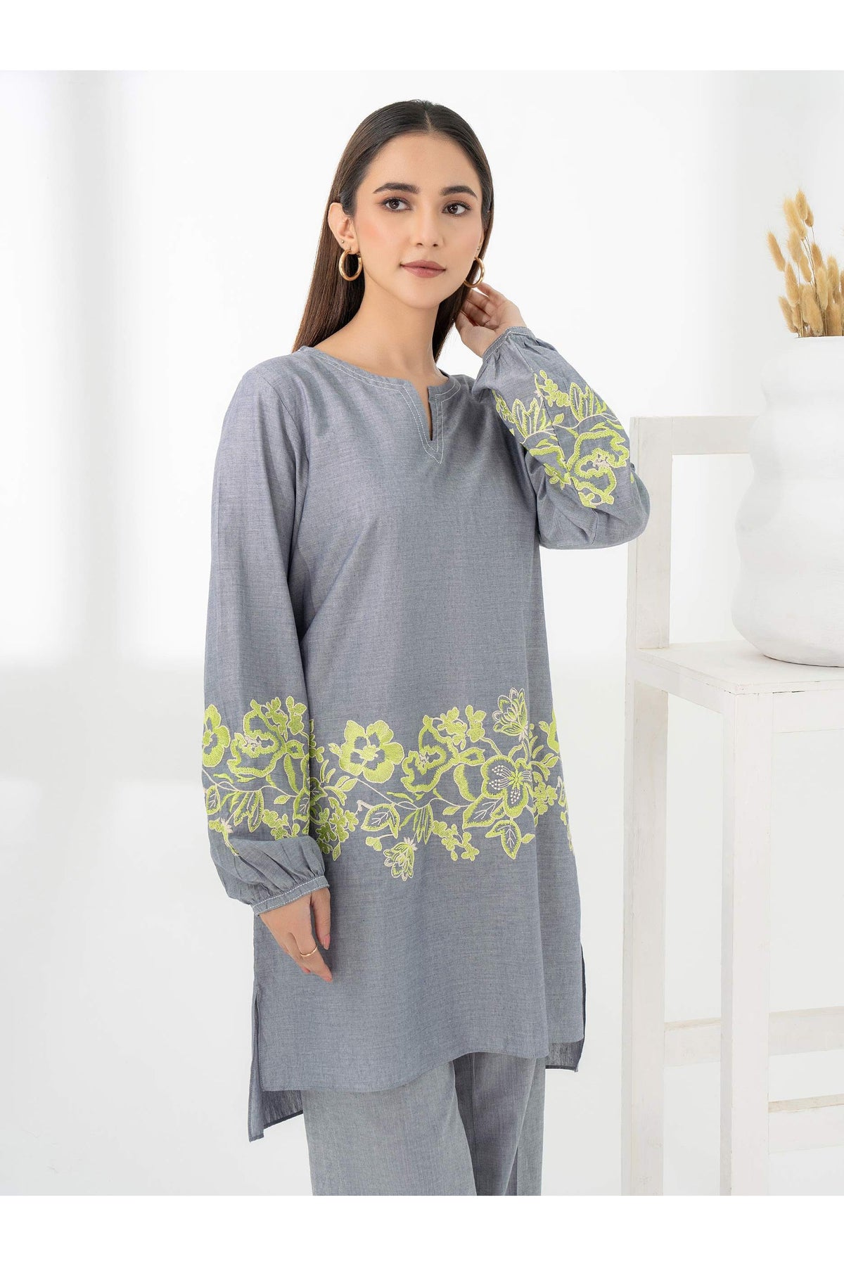 Chic 2-Piece Embroidered Yarn Suit Set