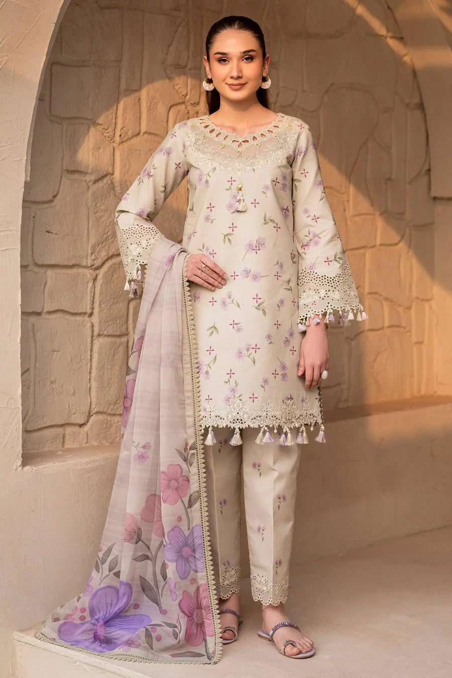 Pesto Pearl – Digitally Printed Floral Lawn 3-Piece Luxury Suit - Pehnaawaa