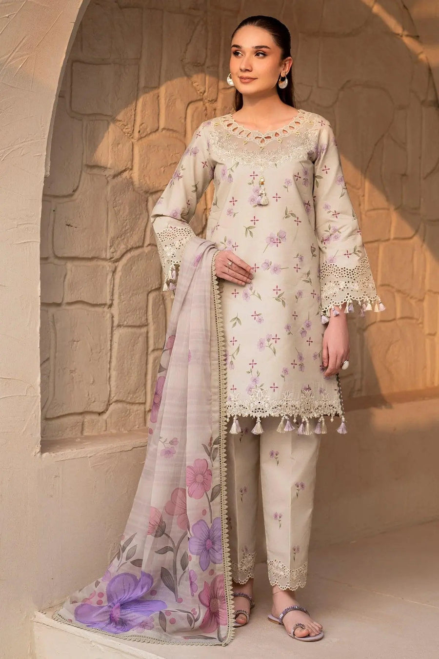 Pesto Pearl – Digitally Printed Floral Lawn 3-Piece Luxury Suit - Pehnaawaa