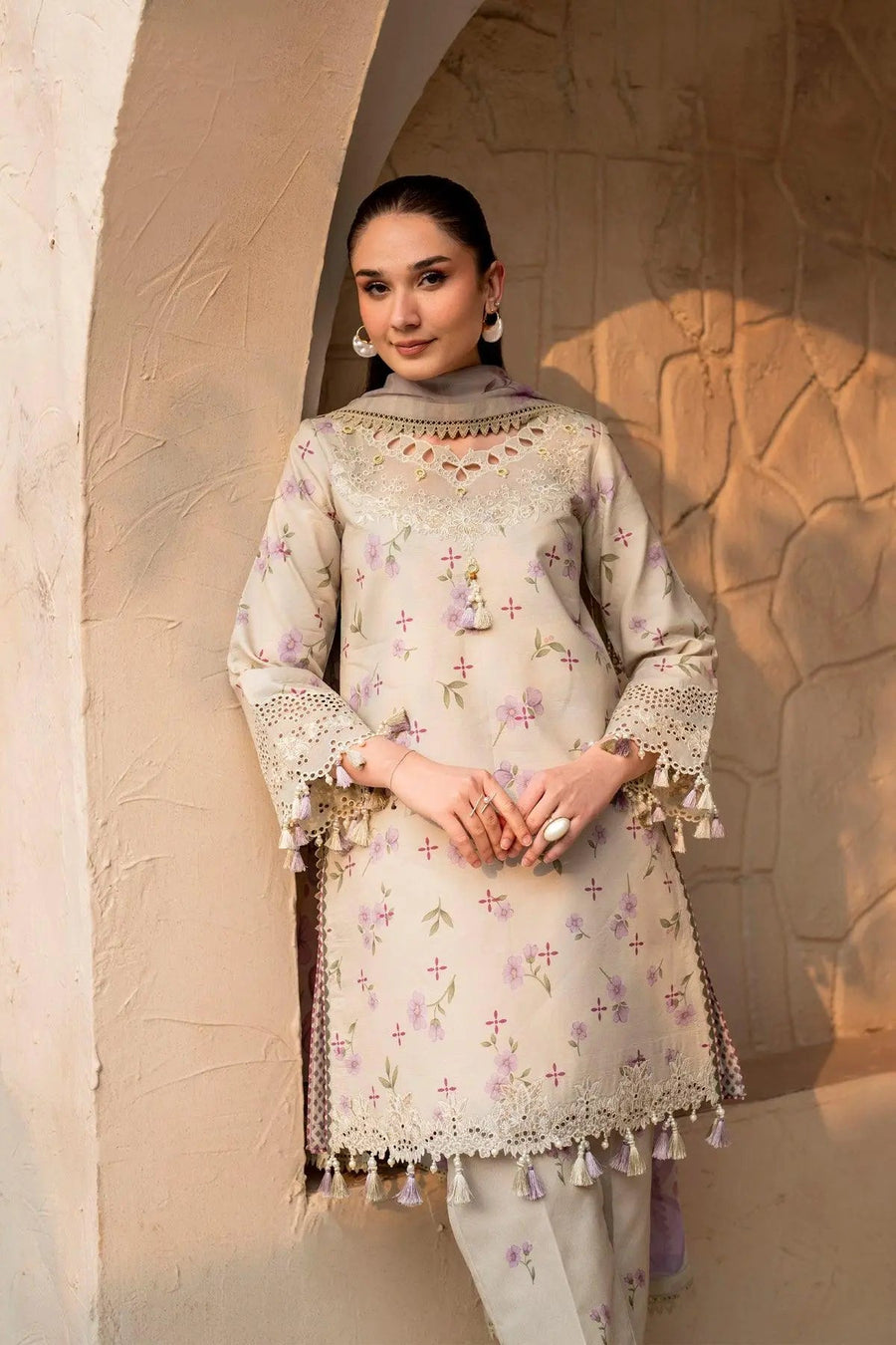 Pesto Pearl – Digitally Printed Floral Lawn 3-Piece Luxury Suit - Pehnaawaa