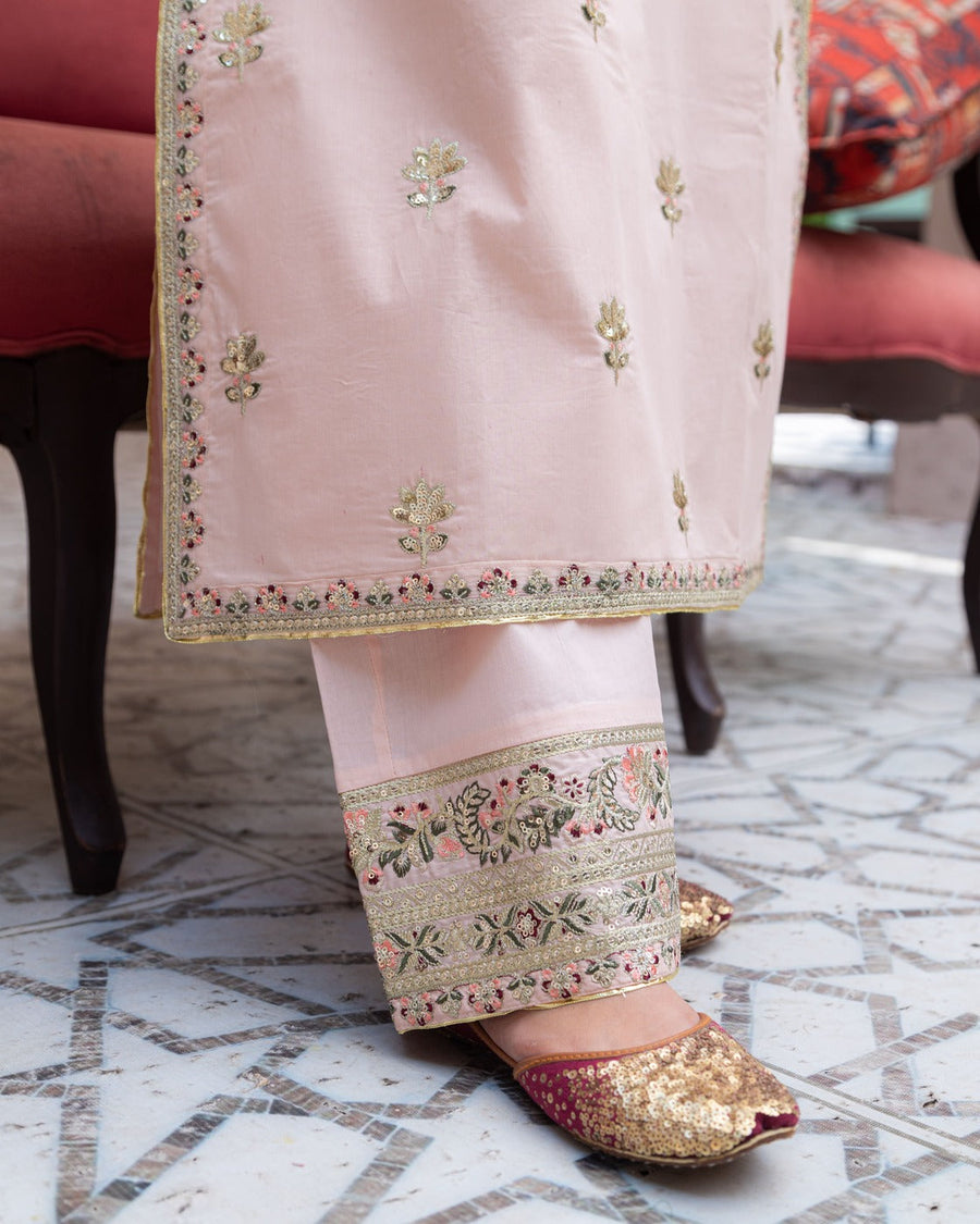 Pink Mist – Elegant Summer Suit for Women