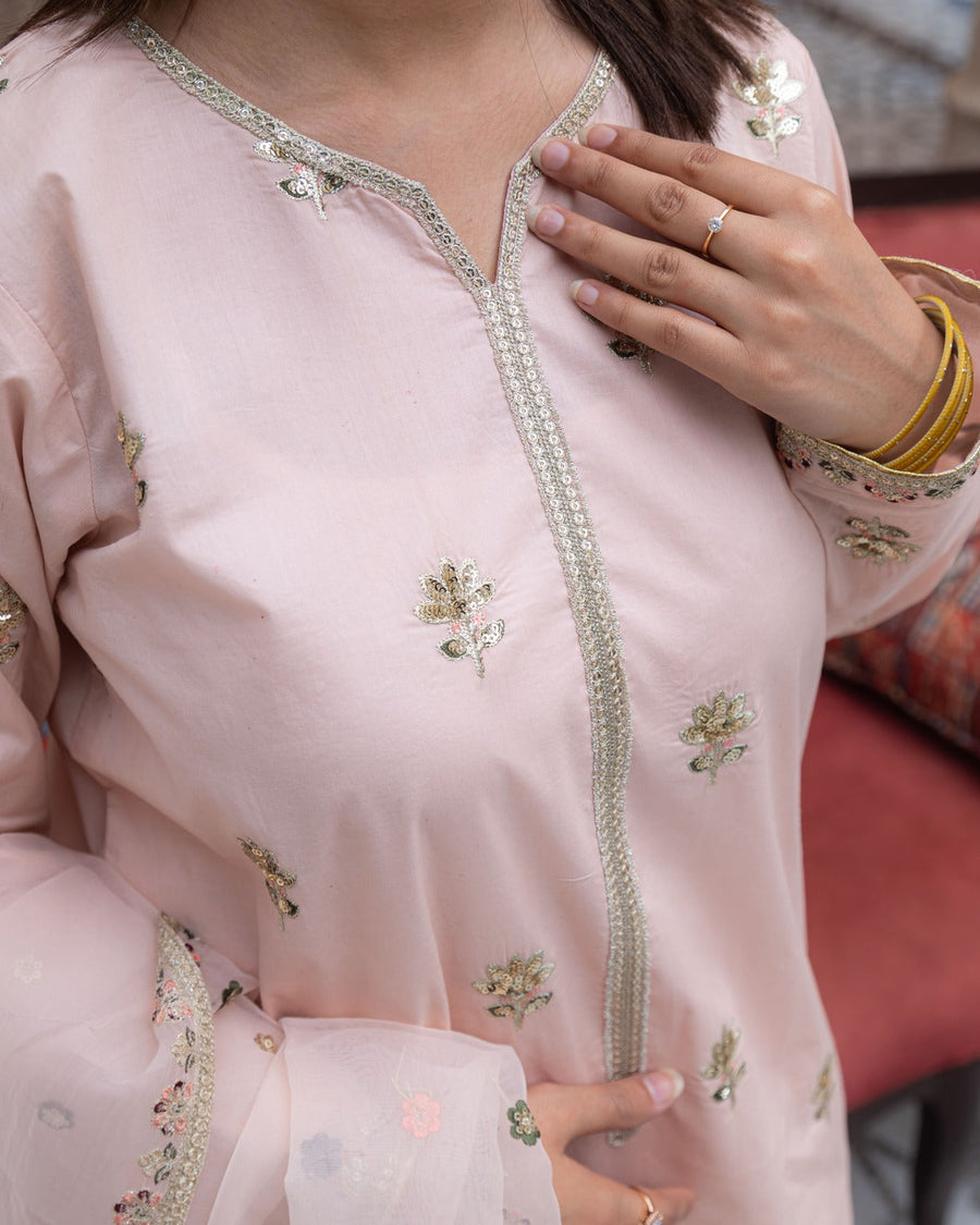 Pink Mist – Elegant Summer Suit for Women
