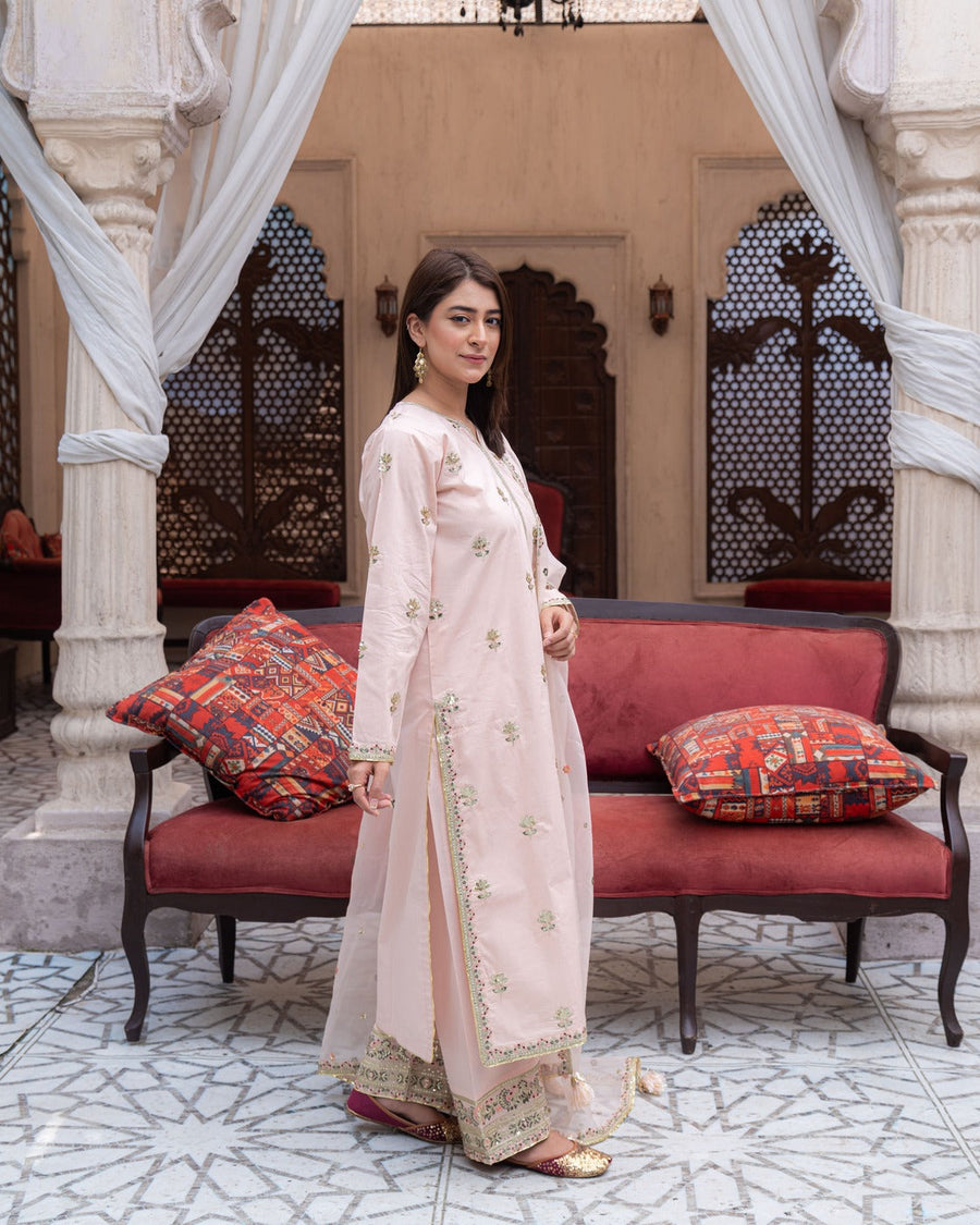 Pink Mist – Elegant Summer Suit for Women