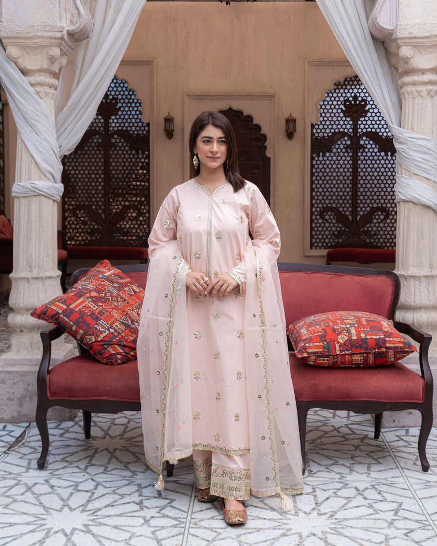 Pink Mist – Elegant Summer Suit for Women