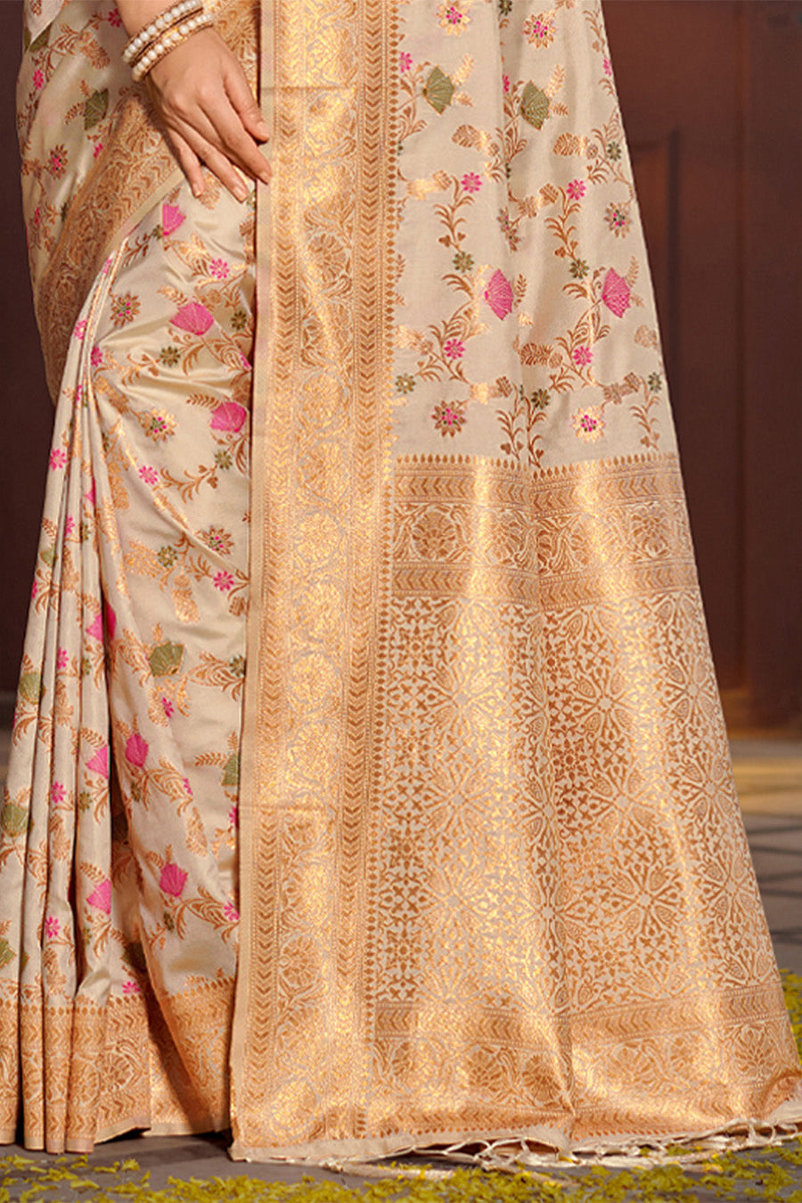 Cream Banarasi Silk Saree With Blouse Piece - Pehnaawaa