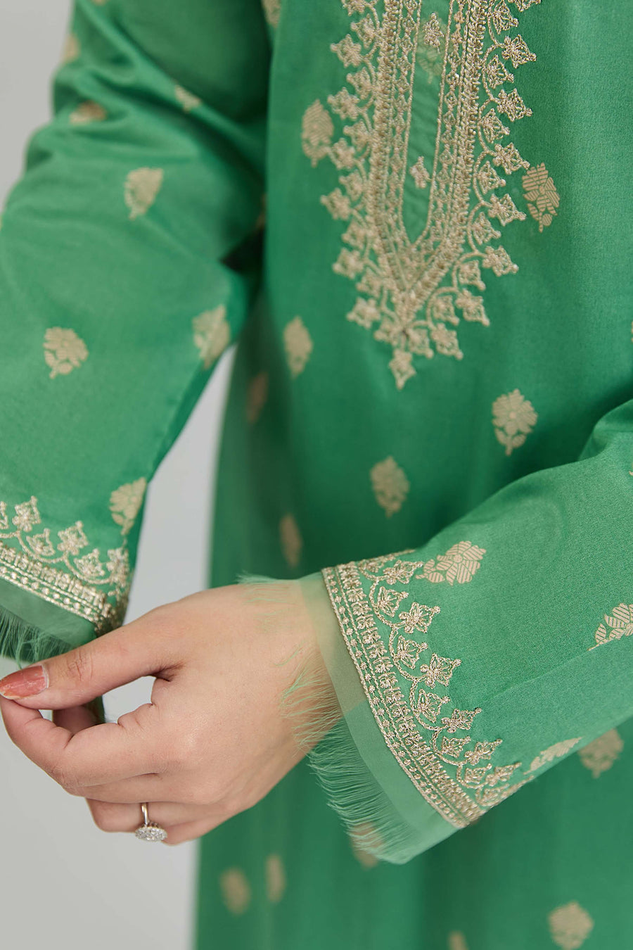 LAWN | EMBROIDERED - Pehnaawaa