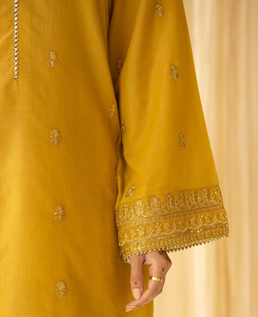 Zard Zari – Luxury Embroidered Suit for Women