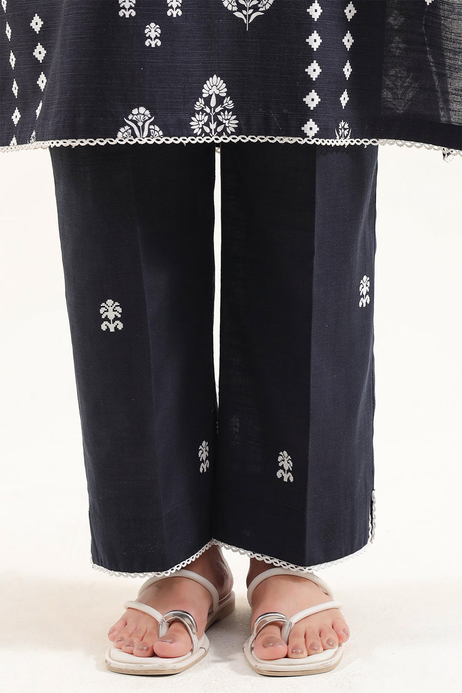 Printed Khaddar Stitched 3 Piece - Pehnaawaa