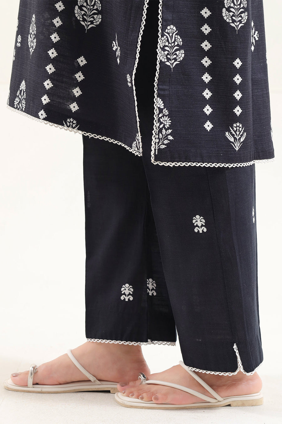 Printed Khaddar Stitched 3 Piece - Pehnaawaa
